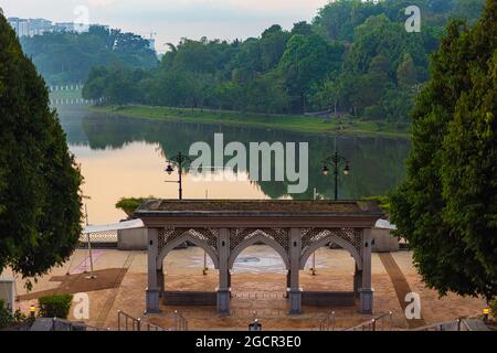 Soleil matinal au-dessus du bureau du Premier ministre malaisien à Putrajaya, en Malaisie. Le dôme du bâtiment à la place Putra. Putrajaya est le gouvernement Banque D'Images