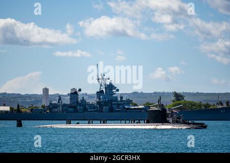 210616-N-KB401-2031 BASE CONJOINTE PEARL HARBOR-HICKAM le 16 juin 2021 -- le sous-marin d'attaque rapide de classe Virginia USS Missouri (SSN 780) passe le navire de guerre Missouri (BB 63) lorsqu'il revient à la base conjointe Pearl Harbor-Hickam. Le Missouri est capable d'effectuer une gamme complète d'opérations, y compris la guerre anti-surface et anti-sous-marine. (É.-U. Navy photo by Mass communication Specialist 1st Class Michael B. Zingaro / publié) Banque D'Images