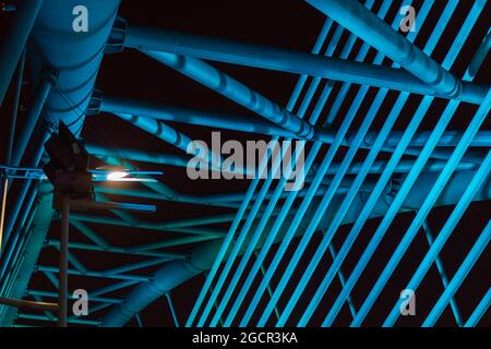 La structure illuminée du pont Seri Saujana la nuit. L'un des nombreux ponts de Putrajaya, en Malaisie, tous illuminés alternativement à l'unisson à di Banque D'Images