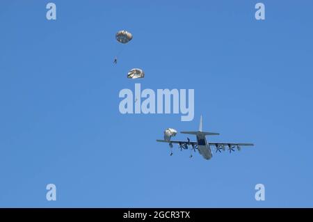 SAN DIEGO (29 juillet 2021) techniciens d'élimination des munitions explosives, affectés à l'unité mobile d'élimination des munitions explosives (EODMU) 1, sauter d'un avion KC-130 pendant la phase de parachutisme du cours d'insertion maritime organisé par l'unité d'évaluation et de formation à l'élimination des munitions explosives (EODTUE) 1 à San Diego, juillet 29. Le cours d’insertion maritime élargit l’avantage de la Marine EOD dans la lutte contre les menaces explosives en améliorant leur capacité d’accéder à tout environnement pour soutenir la flotte, la force conjointe et les forces d’opérations spéciales dans la conduite d’opérations maritimes et de combat. L'EOD de la marine utilise un operat spécial Banque D'Images