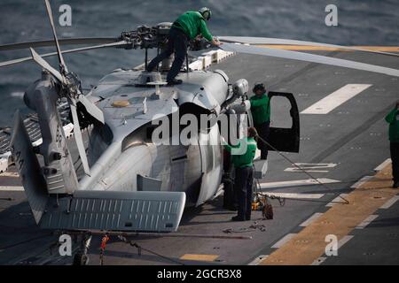 210801-N-TP544-1120 OCÉAN ATLANTIQUE (AOÛT 1, 2021) des marins affectés à l'escadron de combat en mer (HSC) 28 ont sécurisé un hélicoptère MH-60S Sea Hawk au pont de vol du navire d'assaut amphibie de classe Wasp USS Kearsarge (LHD 3) le 1er août 2021. Kearsarge est en cours pour soutenir l'exercice à grande échelle (LSE 2021), un exercice intégré à l'échelle mondiale conçu pour tester des concepts de guerre avancés dans toute la gamme des opérations maritimes et amphibies dans le cadre des opérations maritimes distribuées (DMO). Le LSE 2021 aura lieu du 3 au 16 août 2021, dans la US Pacific Fleet, U.S. Fleet Forces, U.S. Naval Forces Euro Banque D'Images