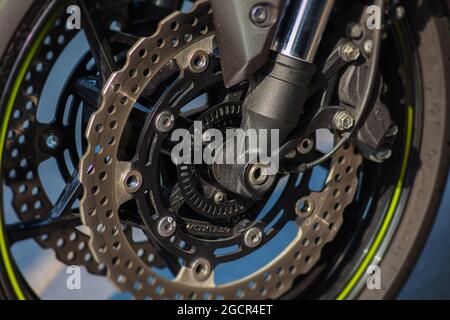 Gros plan sur la rupture de disque d'une moto. Le système de pause d'un super vélo rapide et puissant. Photographie macro de la roue avant d'une moto Banque D'Images