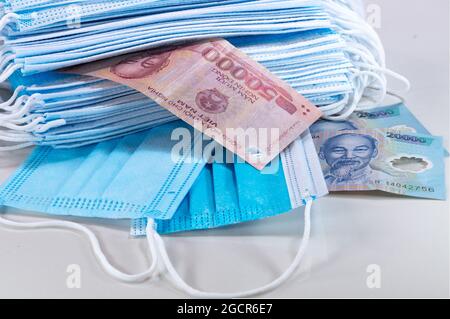 Masques de visage, la nouvelle monnaie au Vietnam et dans le monde. Corona Cov19 crise fait le masque de bouche à l'équipement le plus recherché. Les prix ont augmenté. Boîte de face Banque D'Images