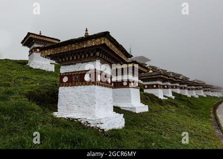 Druk Wangyal, Bhoutan, 108 chorten ou stupas, un mémorial en l'honneur des soldats bhoutanais au col de Dochula, lors d'une journée brumeuse à l'altitude de 30 Banque D'Images