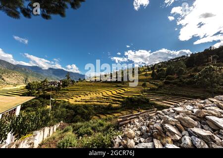 Vue panoramique panoramique panoramique grand angle sur le paysage du Bhoutan, l'Himalaya. Pris autour du monastère de Punakha Dzong au Bhoutan. Paysage épique avec bleu s. Banque D'Images