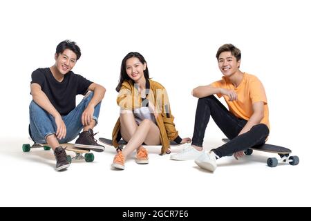 Des jeunes heureux qui apprécient le skateboard Banque D'Images