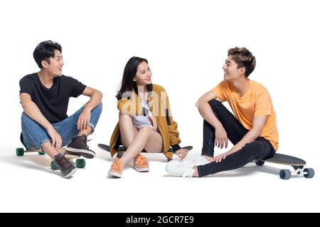 Des jeunes heureux qui apprécient le skateboard Banque D'Images