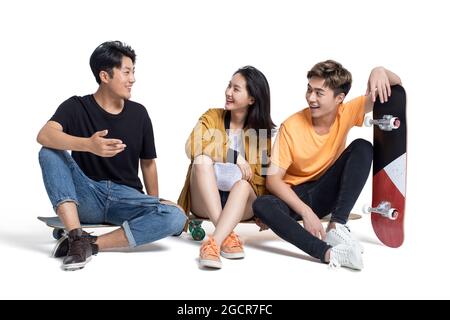 Des jeunes heureux qui apprécient le skateboard Banque D'Images