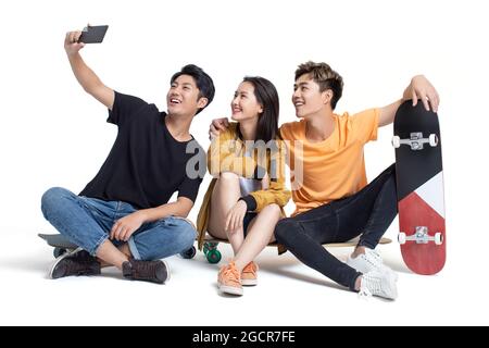 Des jeunes heureux qui apprécient le skateboard Banque D'Images