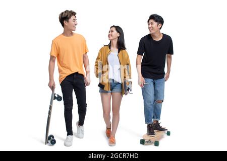 Des jeunes heureux qui apprécient le skateboard Banque D'Images