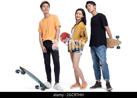 Des jeunes heureux qui apprécient le skateboard Banque D'Images