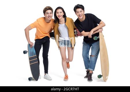 Des jeunes heureux qui apprécient le skateboard Banque D'Images