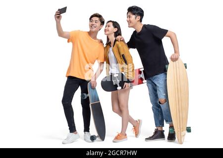 Des jeunes heureux qui apprécient le skateboard Banque D'Images