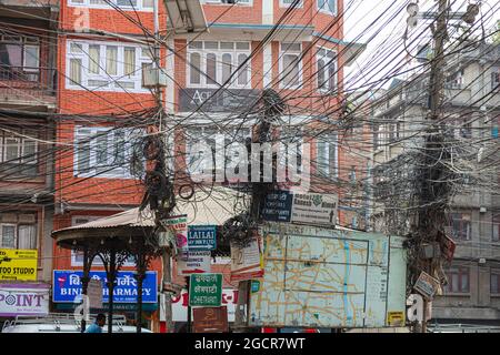 Katmandou, Népal - 12 septembre 2020: Fil électrique sur les routes de Katmandou. Installation chaotique de câbles pour l'alimentation électrique de la capitale du NEP Banque D'Images