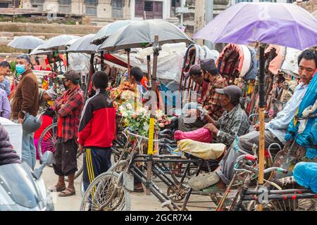 Katmandou, Népal - 7 mai 2020 : les chauffeurs de pousse-pousse de la vieille ville de Katmandou attendent les touristes. Pas de tourisme au Népal en raison du nombre élevé de covi Banque D'Images