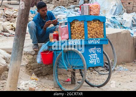 Katmandou, Népal - 12 novembre 2020 - vendeurs de rue à Katmandou en attente de clients. La ville encore marquée par le tremblement de terre. Déchets et gravats Banque D'Images