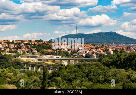 Colline Avala en Serbie avec tour de télévision sur le dessus, Belgrade, Serbie. Banque D'Images