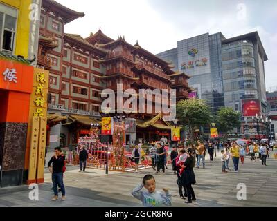 Beijing Road à Guangzhou rempli de touristes et un petit garçon chinois.Metro Mall, Guang Ming Guangchang, peut être vu en arrière-plan Banque D'Images