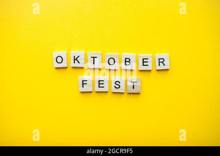 L'inscription octoberfest à partir de blocs de bois sur fond jaune vif Banque D'Images