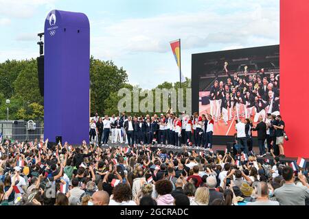 Les joueurs de l'équipe nationale française de volley-ball masculin (médaille d'or) fête avec le public lors des Jeux Olympiques Tokyo 2020, le 9 août 2021 à la place Trocadéro à Paris, France. Photo de Victor Joly/ABACAPRESS.COM Banque D'Images