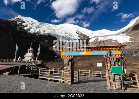 Pic de montagne au Tibet - glacier de kangbu à 5200 mètres au-dessus du niveau de la mer. Neige sur le sommet de la montagne sous le ciel bleu avec des nuages blancs. L'Himalaya en Ti Banque D'Images