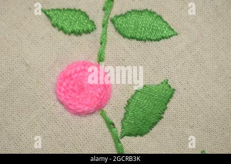 Fleur rose araignée cachée avec feuilles satinées, broderie feuille satinée de couleur verte avec couture de tige et fleur d'esserieur de plaie Banque D'Images