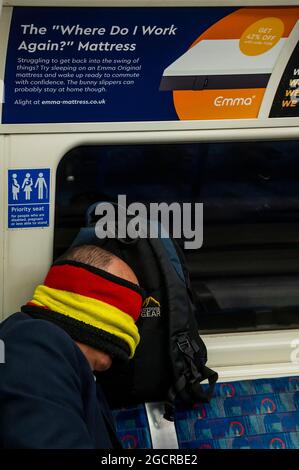 Londres, Royaume-Uni. 10 août 2021. La confusion du masque se poursuit dans le sous-sol après le dernier assouplissement, en particulier compte tenu de l'augmentation de la température. Le tube est plus occupé et les masques sont toujours obligatoires, mais de plus en plus de nombres ignorent l'instruction menée par des messages mixtes du gouvernement. Crédit : Guy Bell/Alay Live News Banque D'Images