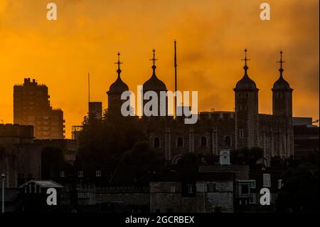 Londres, Royaume-Uni. 10 août 2021. Le soleil se lève à travers les nuages au-dessus de la Tour de Londres. Crédit : Guy Bell/Alay Live News Banque D'Images