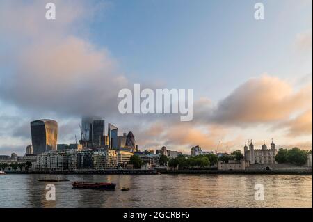 Londres, Royaume-Uni. 10 août 2021. Le soleil se lève à travers les nuages au-dessus de la ville et de la Tour de Londres. Crédit : Guy Bell/Alay Live News Banque D'Images