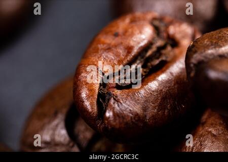 Gros plan d'un grain de café. Photographie panoramique macro des grains de café en haute résolution. Ultra macro détaillée sur un grain de café torréfié. Microscopique Banque D'Images