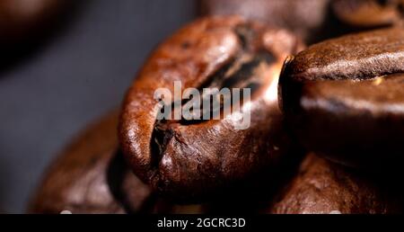 Gros plan d'un grain de café. Photographie macro des grains de café en haute résolution. Ultra macro détaillée sur un grain de café torréfié. Photograp microscopique Banque D'Images