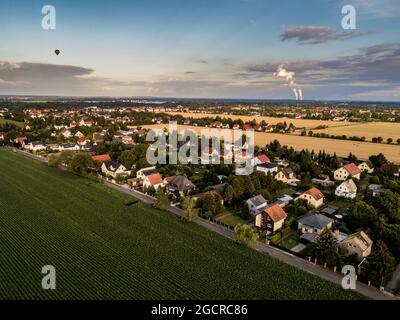 Vue aérienne sur le petit village de Knautkleeberg à proximité de la ville de Leipzig, en Allemagne. Un drone a surtué la banlieue de Leipzig. Avec une centrale électrique Banque D'Images