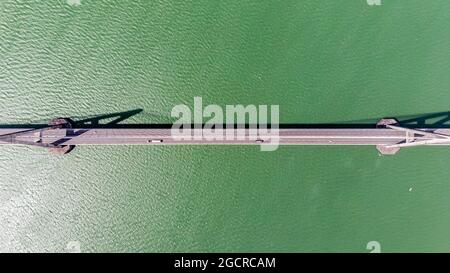 Vue aérienne photographie directe du pont Johor au sud de la Malaisie capturé dans le ciel. Capture de drone aérien d'un pont au-dessus des s. Banque D'Images