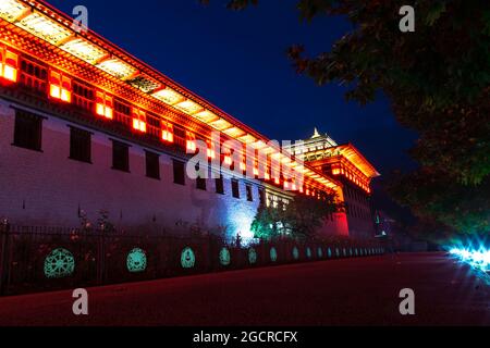 Le Punakha Dzong ou Pungtang-Dechen-Photrang-Dzong illuminé la nuit. Situé entre la rivière Pho Chhu et la rivière Mo Chhu au Bhoutan, dans l'Himalaya. ONU Banque D'Images