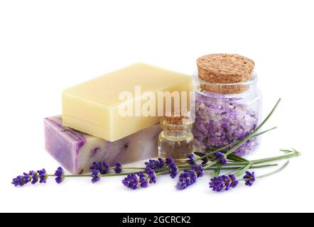 Produits Spa et des fleurs de lavande sur un fond blanc Banque D'Images