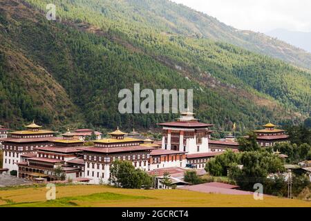 Le Punakha Dzong ou Pungtang-Dechen-Photrang-Dzong entre le Pho Chhu et le Mo Chhu au Bhoutan, dans l'Himalaya. Jusqu'à 1955 siège du Bhutanais Banque D'Images