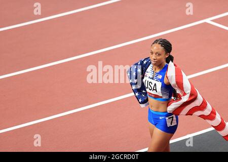 Allyson Felix (USA) célèbre la finale de la médaille d'or de l'équipe USA lors de la finale du Relais féminin 4 x 400m et son record 11e médaille olympique LE 7 AOÛT 2021 - Athlétisme : finale du Relais féminin 4 x 400m lors des Jeux Olympiques de Tokyo 2020 au Stade National de Tokyo, Japon. Credit: AFLO SPORT/Alay Live News Banque D'Images