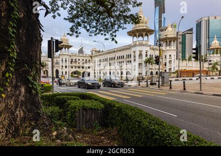 Kuala Lumpur, Malaisie - 06 janvier 2021 : la route animée en face de l'ancienne gare de Kuala Lumpur. En arrière-plan, la construction du Banque D'Images