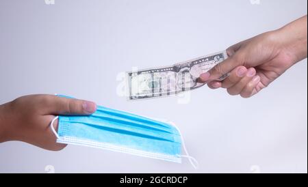 Masques de visage, la nouvelle monnaie aux Etats-Unis et dans le monde. Corona Cov19 crise fait le masque de bouche à l'équipement le plus recherché. Les prix ont augmenté. Femme h Banque D'Images