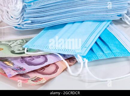 Masques faciaux, l'équipement le plus recherché en Thaïlande et dans le monde. Corona Cov19 crise fait le masque de bouche à la nouvelle monnaie mondiale . Les prix ont augmenté. Banque D'Images