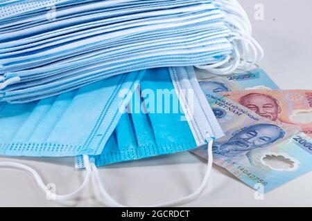 Masques de visage, la nouvelle monnaie au Vietnam et dans le monde. Corona Cov19 crise fait le masque de bouche à l'équipement le plus recherché. Les prix ont augmenté. Boîte de face Banque D'Images