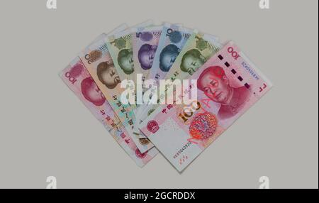 Fan de billets chinois. Chine renminbi ou yuan sur fond blanc gris. Gros plan sur la devise chinoise du papier. 1, 5, 10, 20 et 100 ren Banque D'Images