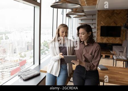 Mentor de l'entreprise formation des nouveaux employés embauchés, stagiaire, explication à l'aide de l'application Banque D'Images