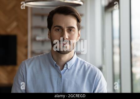 Portrait d'un homme d'affaires sérieux et confiant, d'un entrepreneur, d'un chef d'entreprise Banque D'Images