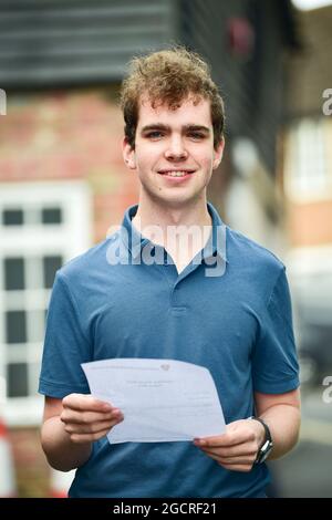 Lewes Sussex Royaume-Uni 10th août 2021 - Un étudiant de la Lewes Old Grammar School de Sussex est ravi de recevoir ses résultats d'examen De Niveau A et d'avoir obtenu une place à l'université de Cambridge . Cette année, en raison de la pandémie, les notes ont été déterminées par les estimations des enseignants plutôt que par les examens. : Crédit Simon Dack / Vervate / Alamy Live News Banque D'Images