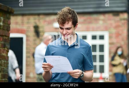 Lewes Sussex Royaume-Uni 10th août 2021 - Un étudiant de la Lewes Old Grammar School de Sussex est ravi de recevoir ses résultats d'examen De Niveau A et d'avoir obtenu une place à l'université de Cambridge . Cette année, en raison de la pandémie, les notes ont été déterminées par les estimations des enseignants plutôt que par les examens. : Crédit Simon Dack / Vervate / Alamy Live News Banque D'Images