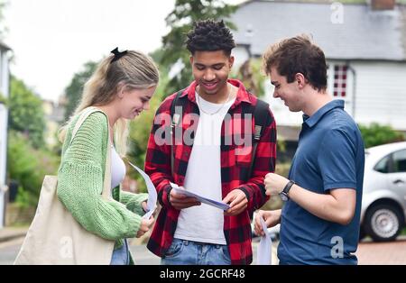 Lewes Sussex Royaume-Uni 10 août 2021 - étudiants de Lewes Old Grammar School dans le Sussex après avoir reçu leurs résultats à l'examen A-Level . Cette année, en raison de la pandémie, les notes ont été déterminées par les estimations des enseignants plutôt que par les examens. : Crédit Simon Dack /Vervate / Alamy Live News Banque D'Images