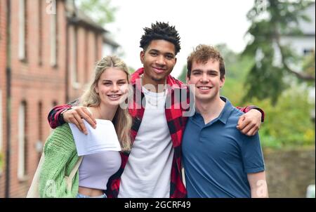 Lewes Sussex Royaume-Uni 10 août 2021 - étudiants de Lewes Old Grammar School dans le Sussex après avoir reçu leurs résultats à l'examen A-Level . Cette année, en raison de la pandémie, les notes ont été déterminées par les estimations des enseignants plutôt que par les examens. : Crédit Simon Dack /Vervate / Alamy Live News Banque D'Images