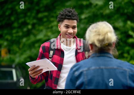 Lewes Sussex Royaume-Uni 10th août 2021 - Adam Nnadi, de la Lewes Old Grammar School, à Sussex, célèbre après avoir reçu les résultats de son examen De Niveau A et obtenu une place à l'université de Warwick. Cette année, en raison de la pandémie, les notes ont été déterminées par les estimations des enseignants plutôt que par les examens. : Crédit Simon Dack /Vervate/ Alamy Live News Banque D'Images