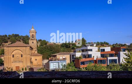 L'hôtel de luxe Viura dans le village de Villabuena de Alava se trouve à côté de l'église catholique, au centre de la région viticole de Rioja. Espagne. Banque D'Images